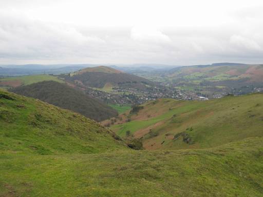 10_59-1.JPG - Looking to Church Stretton from Caer Caradoc